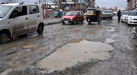 Commuters face trouble as Bandipora-Sumbal road is in shambles